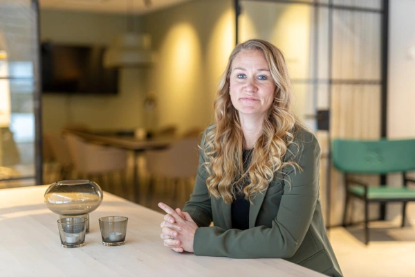 Amanda Baker vid ett bord på kontoret.
